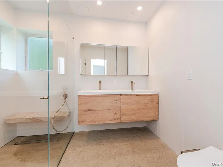 2105 Bay Blvd — Photo 15