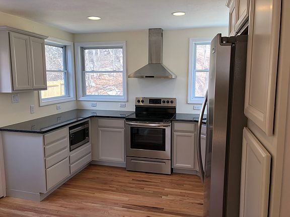 Kitchen w/ Stainless Steel .