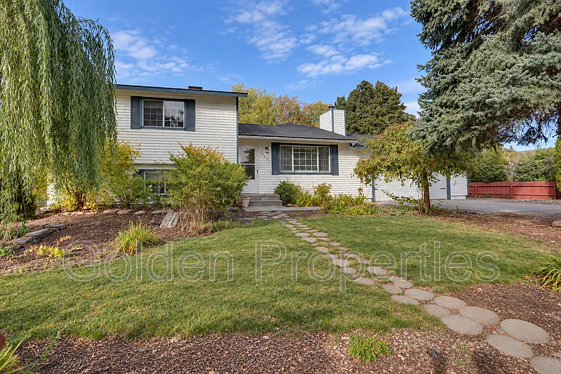3 bed, 3.0 bath, 2212 sqft, $2,795 — Photo 2