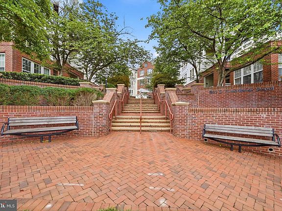 2nd image of 801 S Greenbrier St APT 202