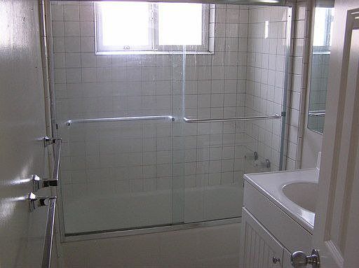 4th image of 2314 De La Vina St APT F