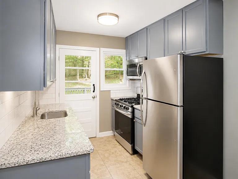 1272 Woodland Ave NE — Photo 5