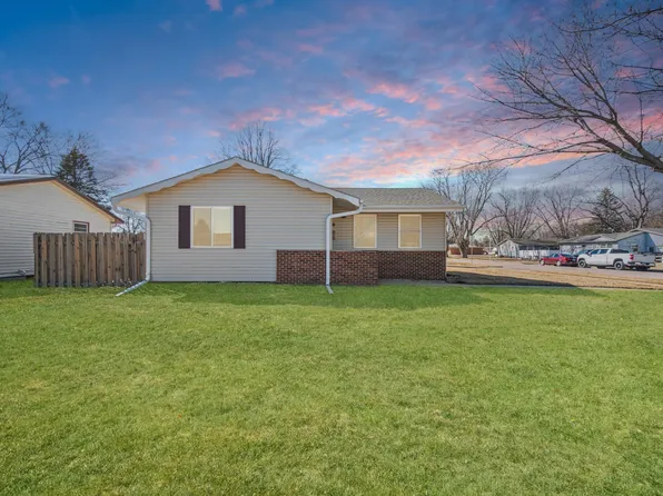 945 Sunset Dr, Vermillion, SD 57069