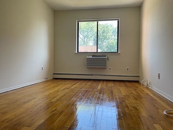 5th image of 2705 Newtown Ave APT 1R