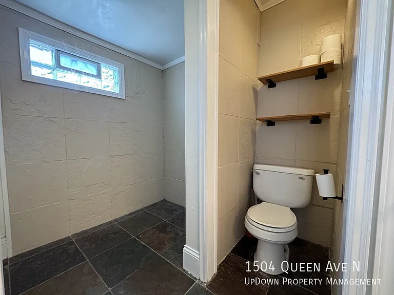 1504 Queen Ave N — Photo 21