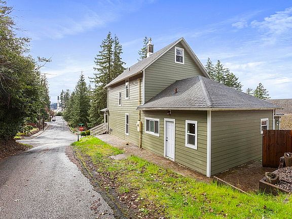 4th image of 492 SE 3rd St