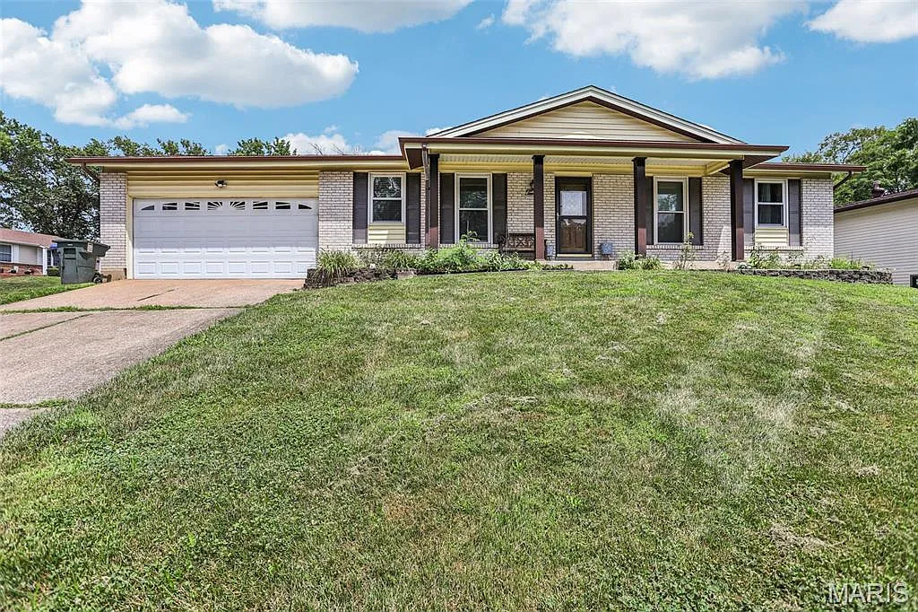 10 W Meadow Dr photo 1