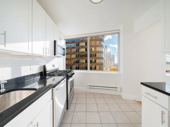 160 Riverside Boulevard image 8 of 17