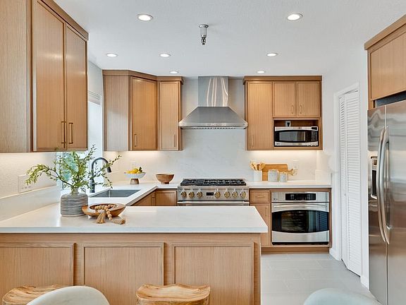 4th image of 363 N Rengstorff Ave APT 4