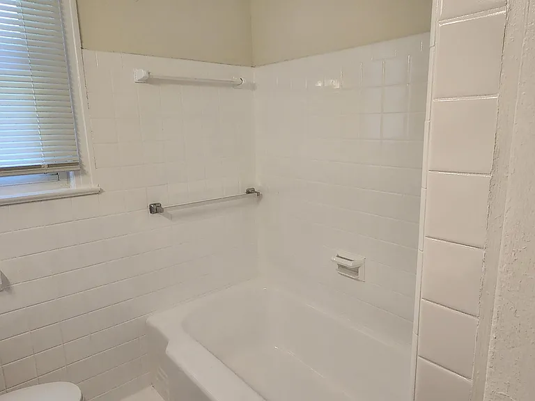1225 NE 42nd St — Photo 19