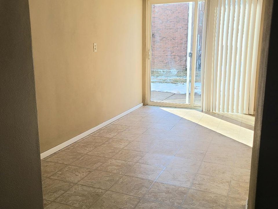 Kitchen dining area & patio door