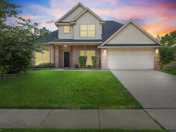 832 Adams Dr, Burleson, TX 76028