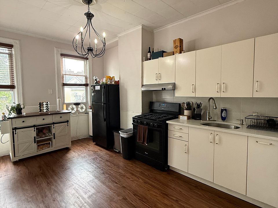 1st image of 724 27th St Floor 2