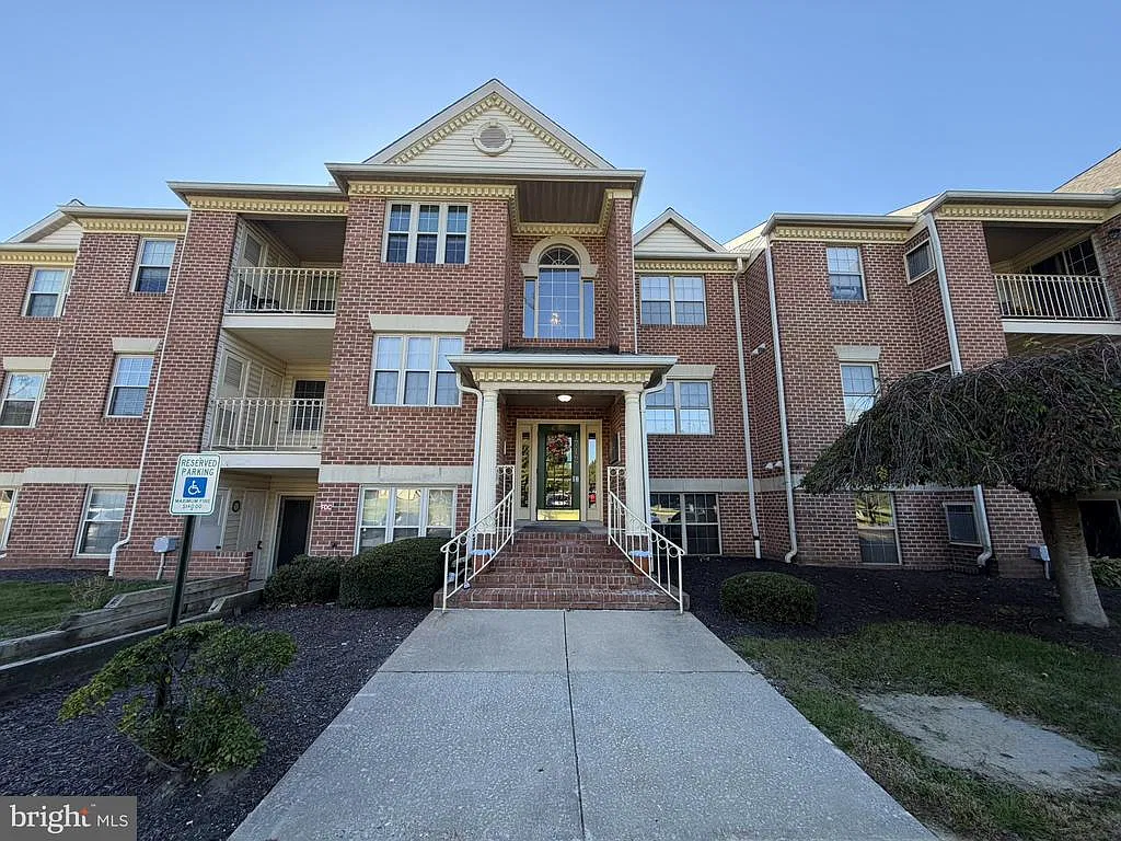 2 bed, 2.0 bath, 1070 sqft, $1,895 — Photo 3