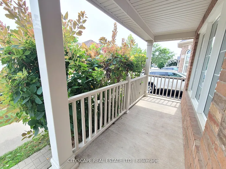 219 McGinnis Cres — Photo 2