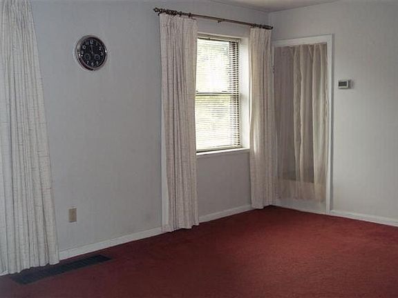 3rd image of 313 E Dorothy Ln