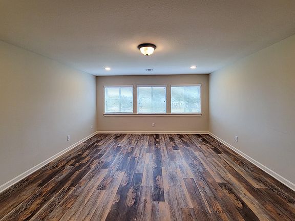 3rd image of 100 Castlegate Ln