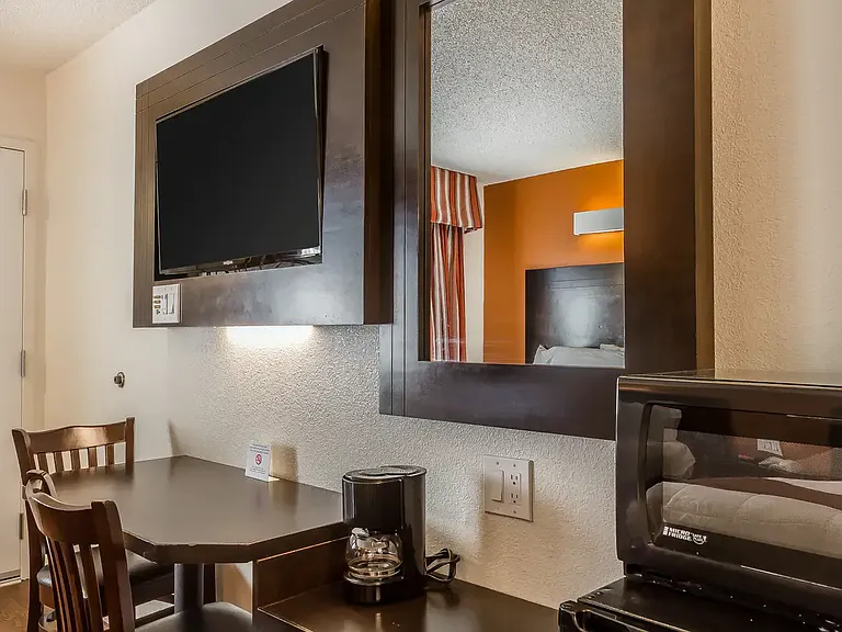 University Inn — Photo 4