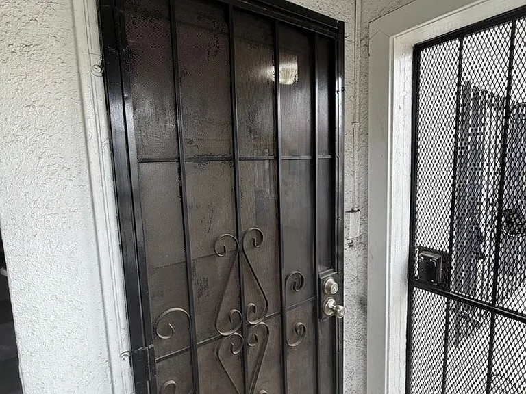 South LA Urban Apartments — Photo 7