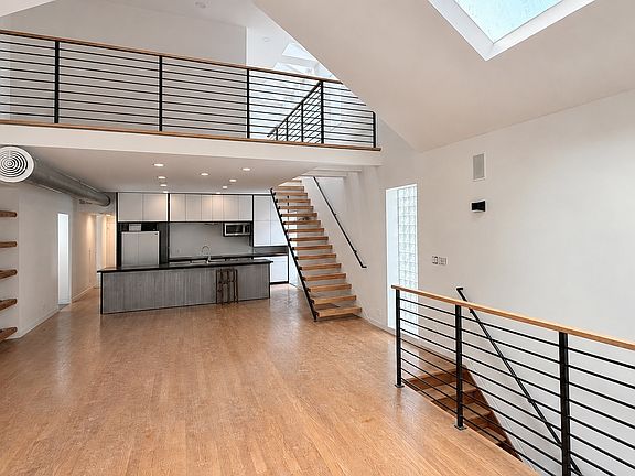 4th image of 1945 W Thomas St #2