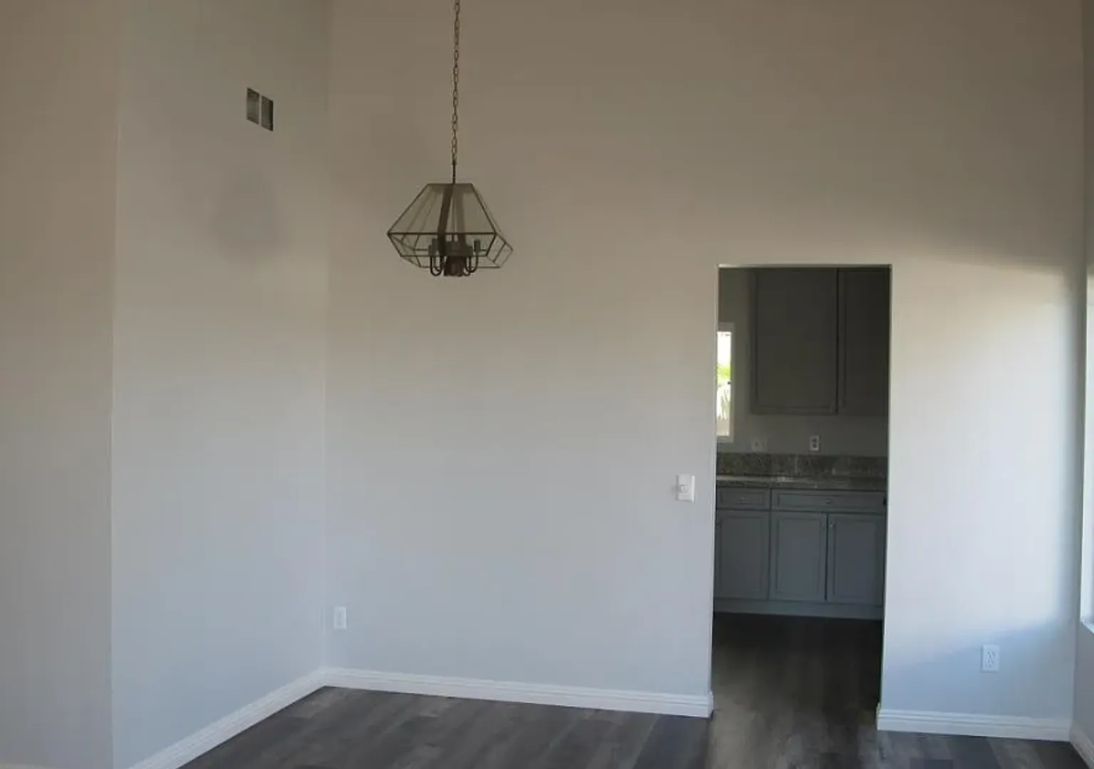 4 Bedroom 2 Bathroom Pool Home in Corona! — Photo 3