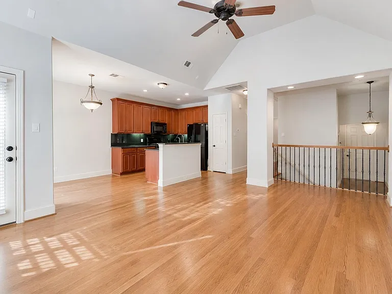 319 Grove St — Photo 3