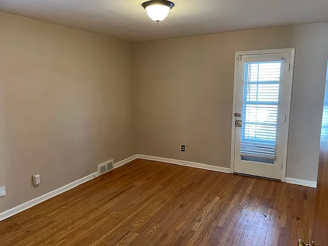 208 Catalpa Dr — Photo 7