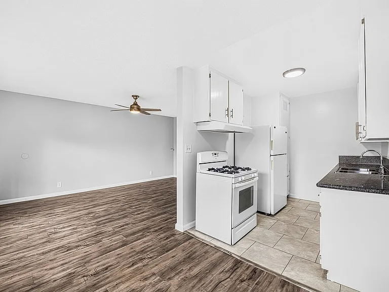 10227 S. 10th Ave. — Photo 14