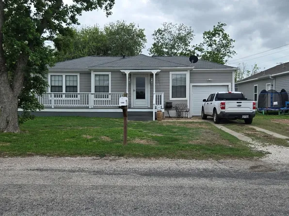 1206 Nelson St, Yoakum, TX 77995