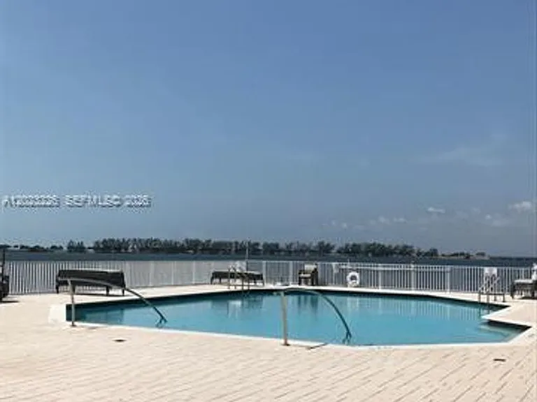 200 SE 15th Rd #7G — Photo 12