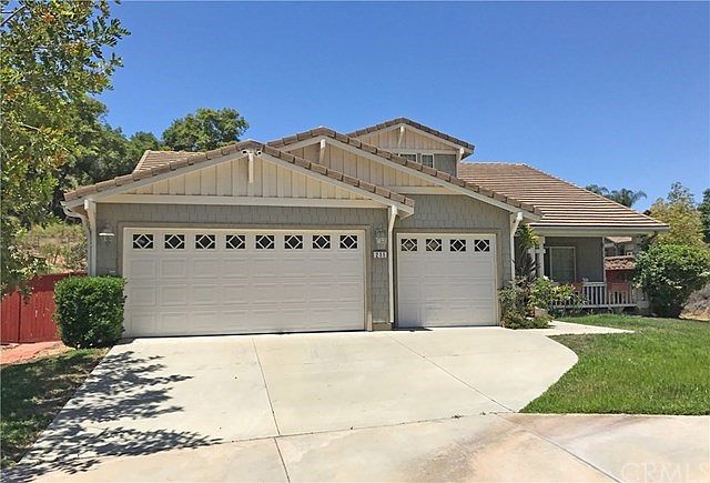 2nd image of 211 Oak Valley Ln