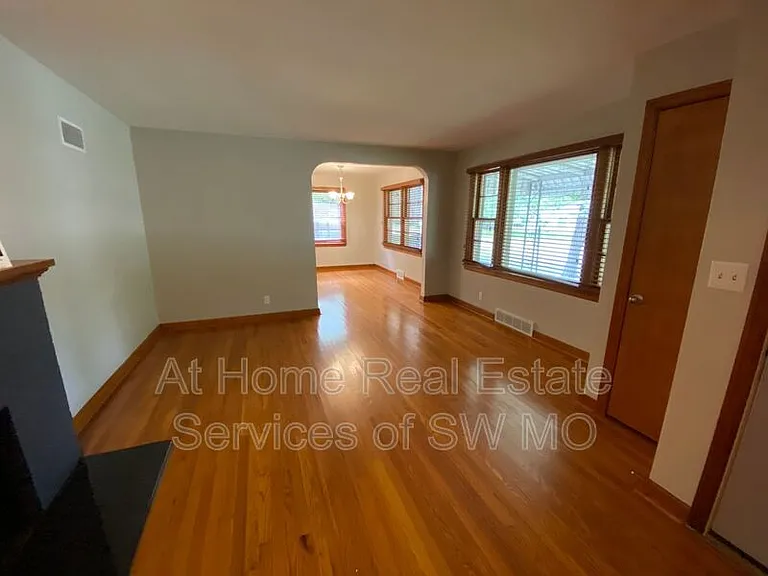 1526 S Kentwood Ave — Photo 3
