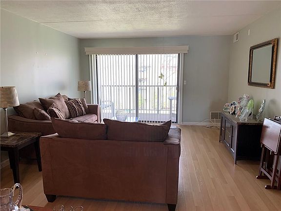 4th image of 650 E Greenwich Ave APT 2-202