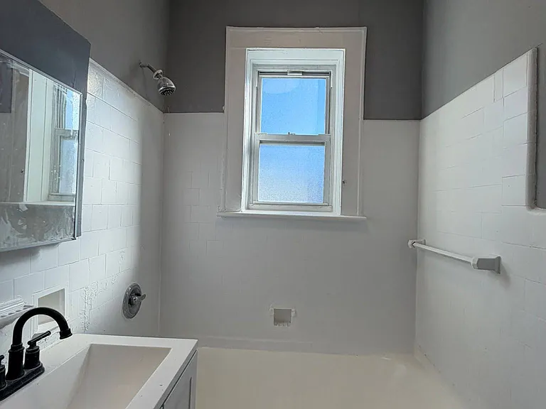 515 W 7th St #207 — Photo 2