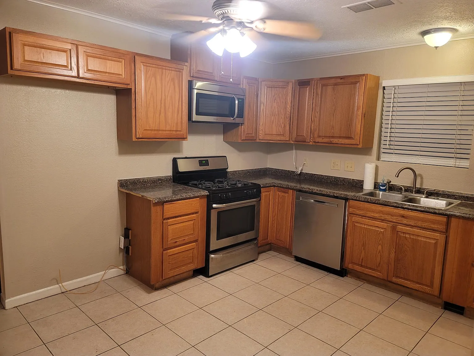 3 bed, 1.5 bath, 1052 sqft, $1,550 — Photo 4