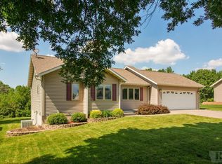 122 Delft Dr, Pella, IA 50219