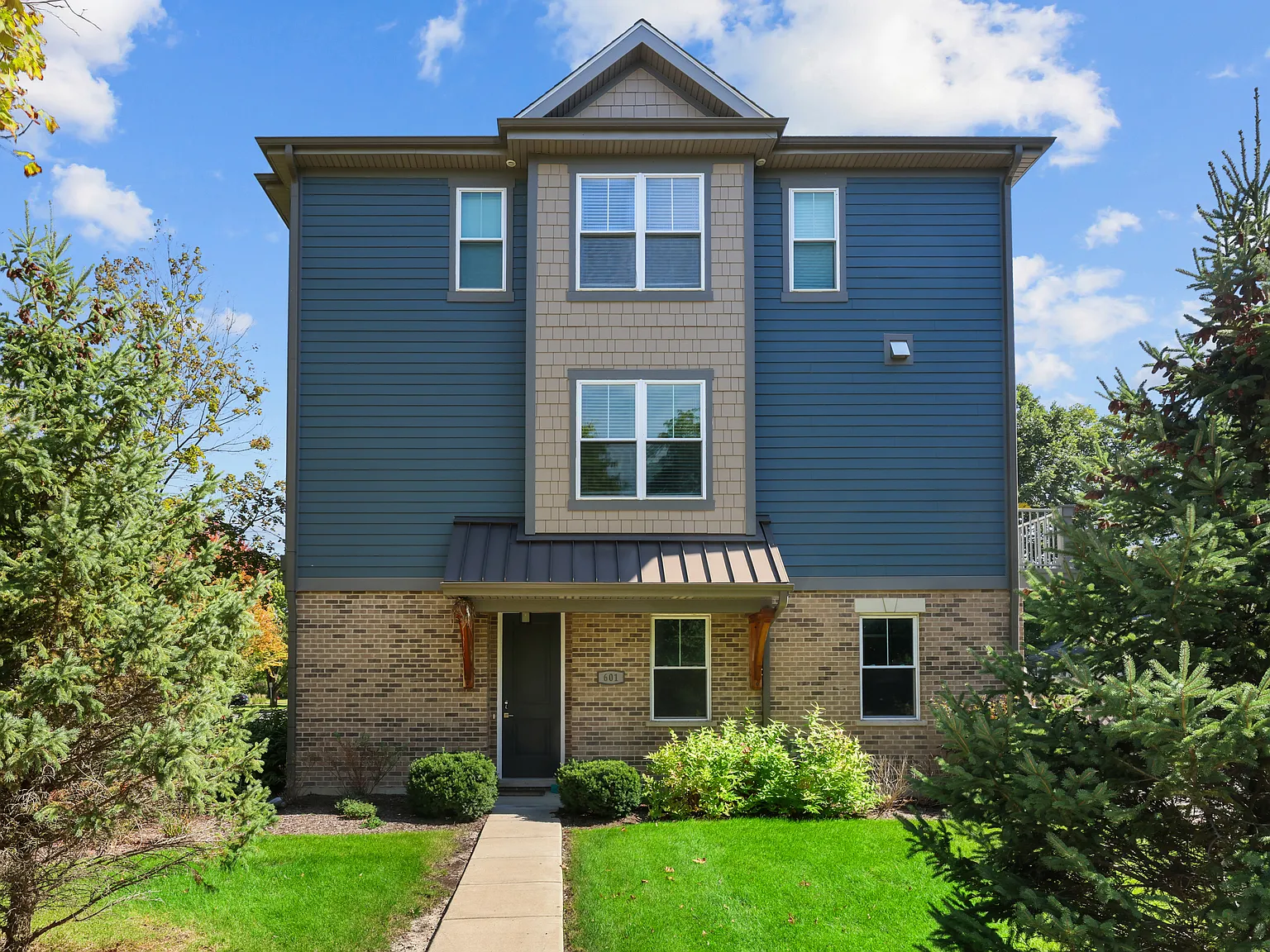 3 bed, 2.5 bath, 1662 sqft, $4,100 — Photo 4