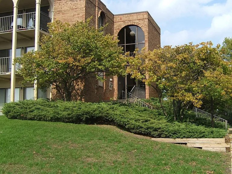 Willow Creek Apartments — Photo 33