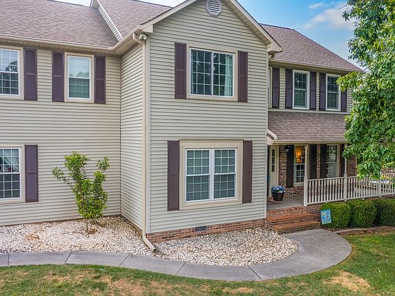 2nd image of 820 E Brentwood Dr