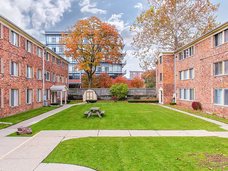 Wagon Wheel Apartments — Photo 33