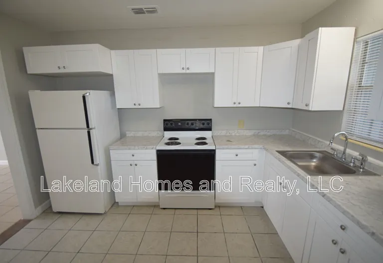 1034 Berkley Rd — Photo 7