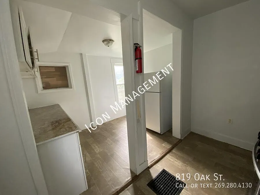 5BR/2BA in Prime Vine Location Flexible Space for Any Lifestyle — Photo 2
