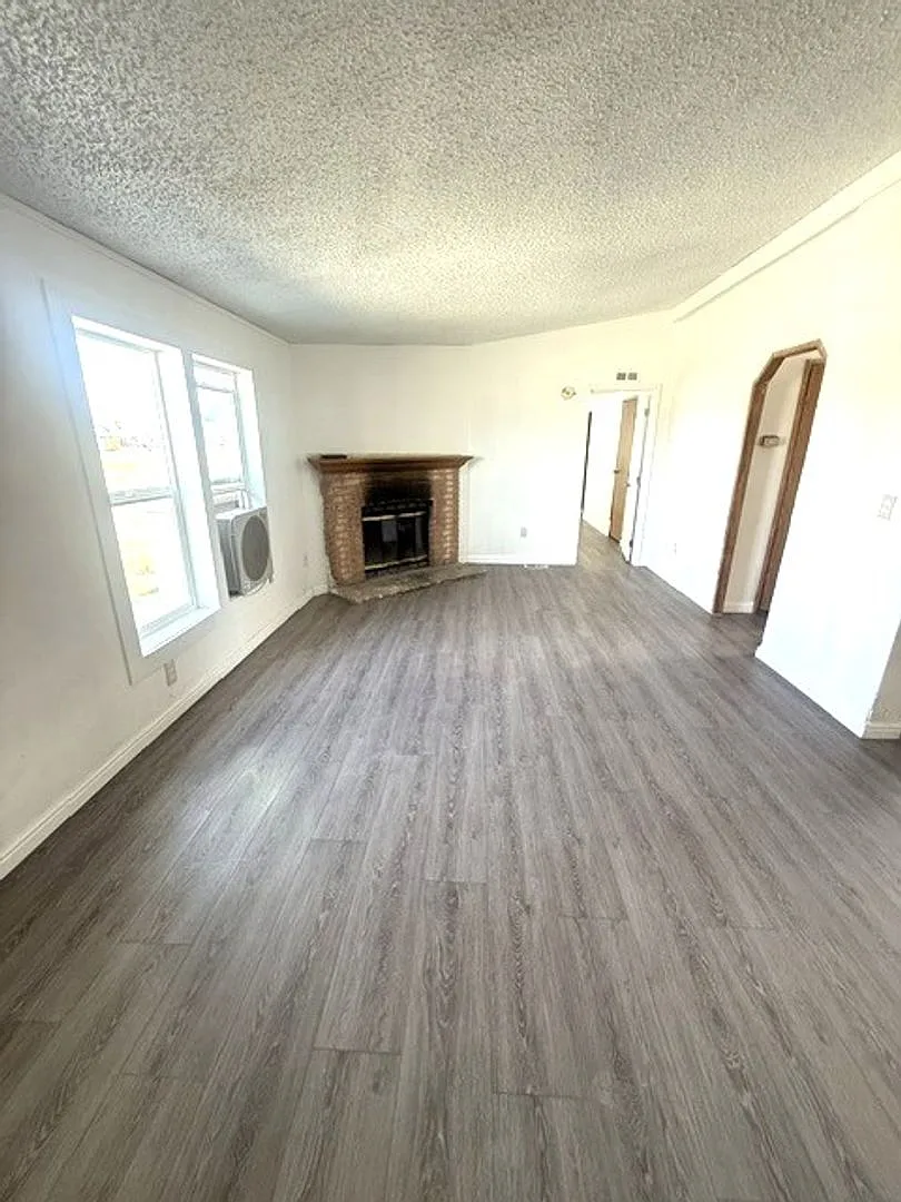 Spacious double wide in Spring Creek — Photo 3