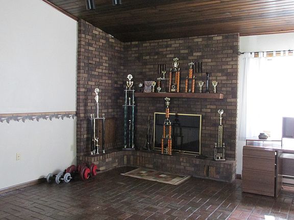 family room/vaulted ceiling
