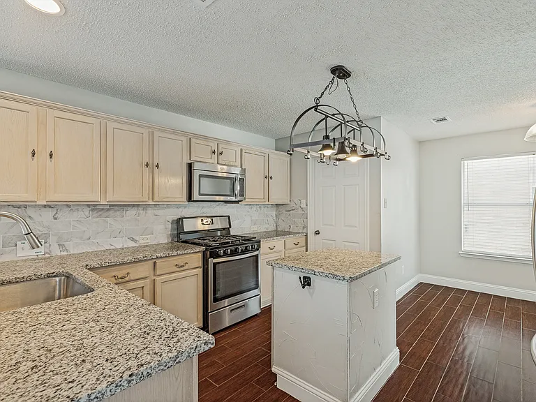 3900 Columbus Dr — Photo 5