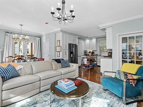 5th image of 264 E Cottage St #1