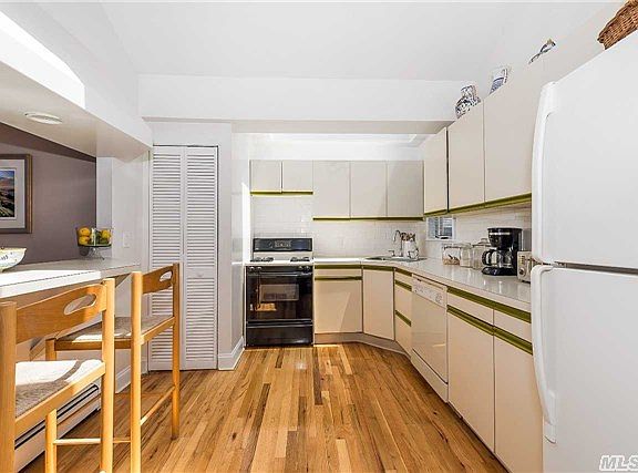 5th image of 570 E Fulton St