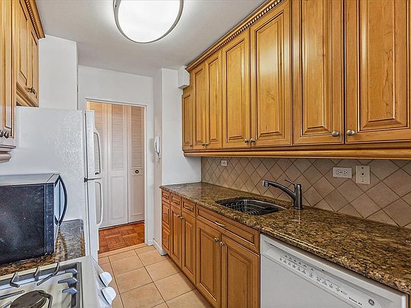 4th image of 17-85 215th St #4R