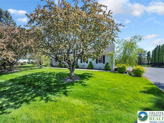 3rd image of 315 Hillview Dr