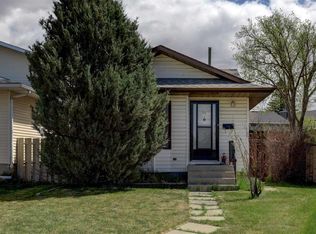 16 W Martingrove Mews NE, Calgary, AB T3J 2S9